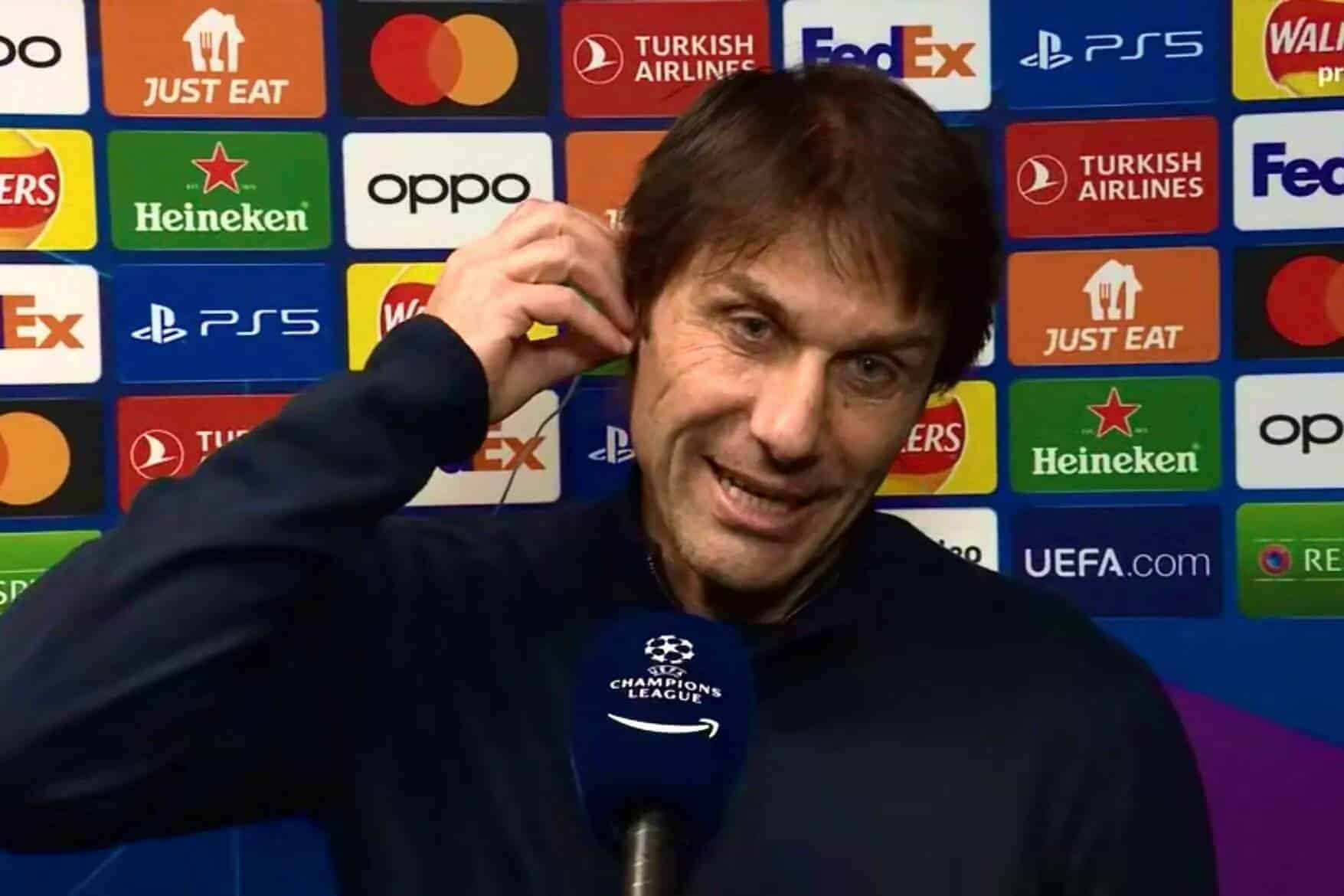 L'allenatore del Napoli Antonio Conte sorride durante un'intervista
