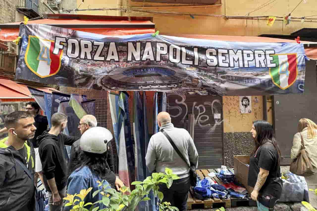 Napoli, Scudetto: Conte in ritiro, la città prepara la festa Napoli, Scudetto: Conte in ritiro, la città prepara la festa