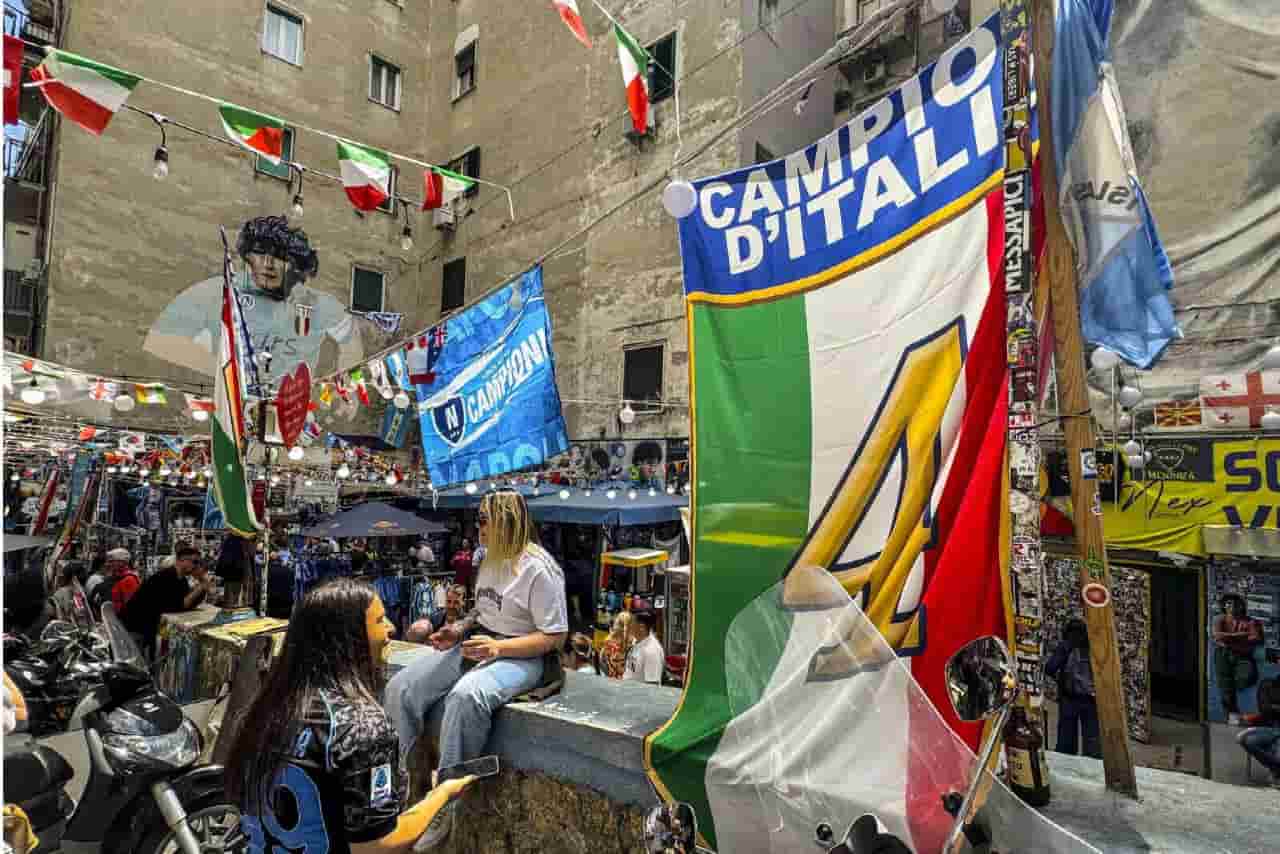 Napoli, Scudetto: Conte in ritiro, la città prepara la festa