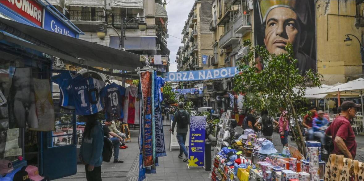 Napoli, Scudetto: Conte in ritiro, la città prepara la festa Napoli, Scudetto: Conte in ritiro, la città prepara la festa
