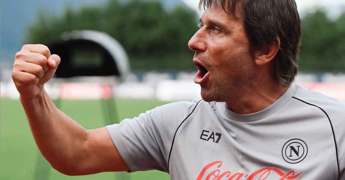 Antonio Conte durante l'allenamento del Napoli a Castel Volturno, in vista della sfida scudetto