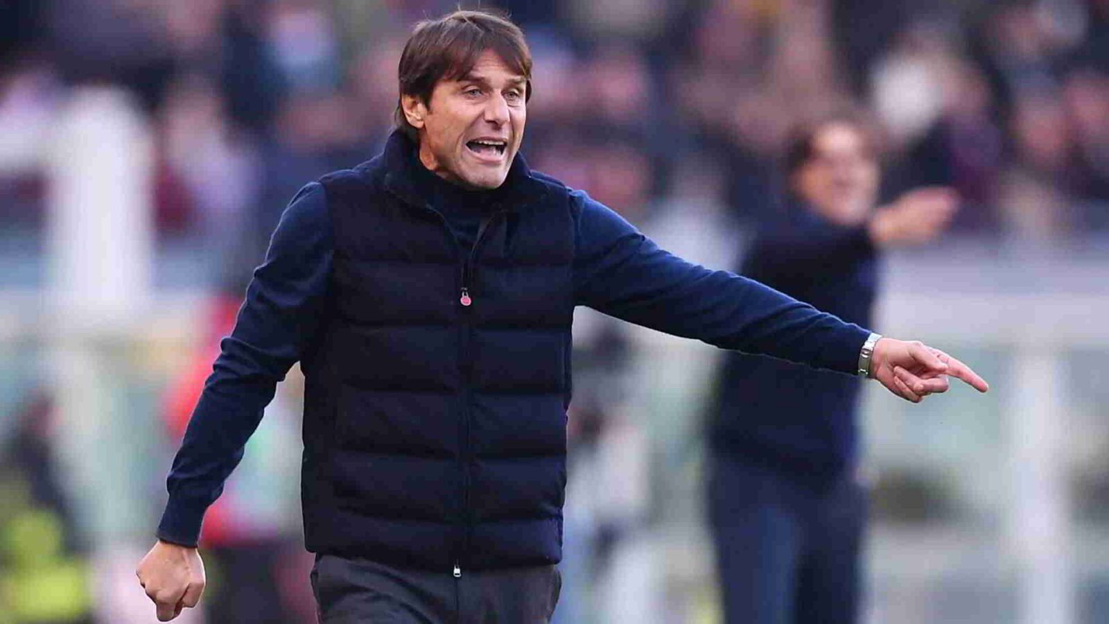 Antonio Conte osserva la partita Napoli-Torino dalla panchina