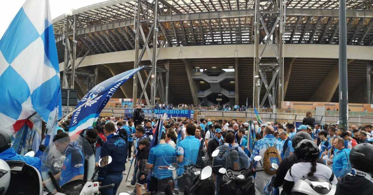 Napoli, la città esplode per lo scudetto: Maradona sold-out | Maxischermi e la diretta RAI