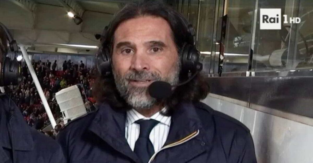 L'opinionista Lele Adani durante una telecronaca con microfono e cuffie.