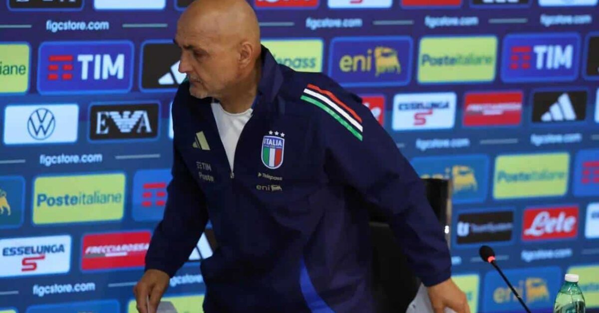 L'allenatore Luciano Spalletti con un'espressione infastidita o amareggiata durante una conferenza stampa