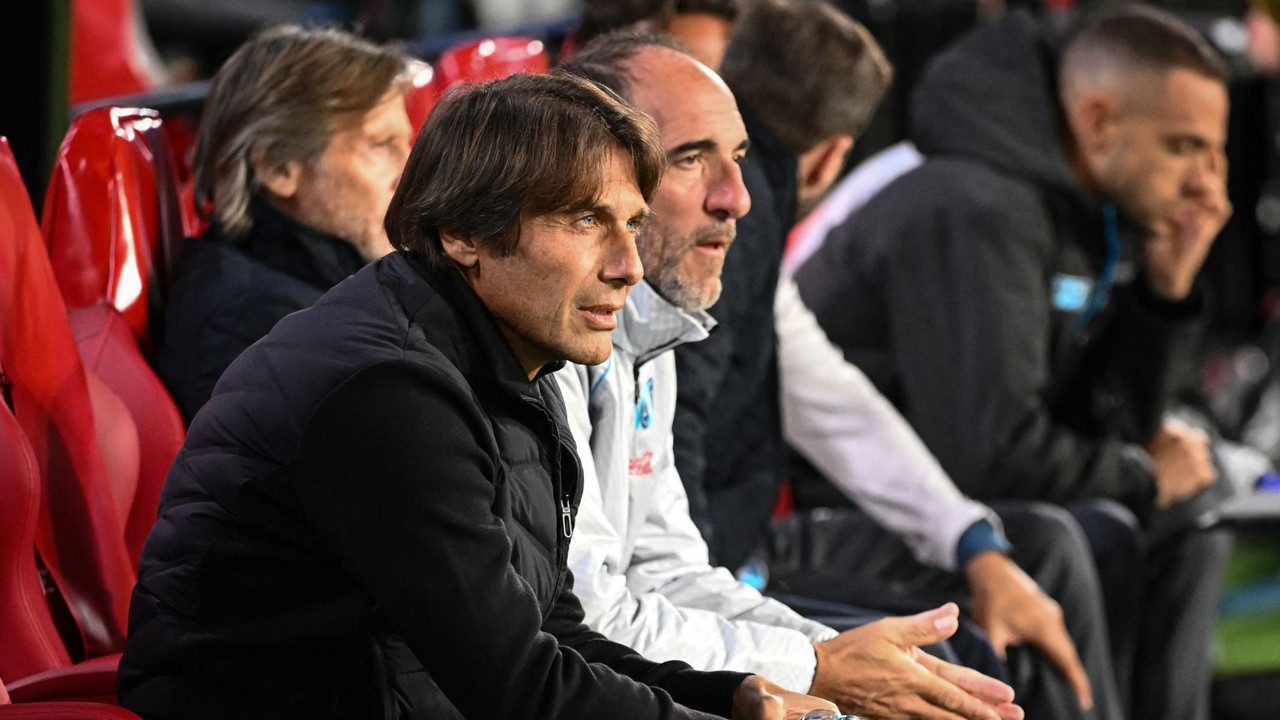 Crisi Napoli, cosa non funziona: Conte, la difesa, il mercato, c'è un problema di fondo Crisi Napoli, cosa non funziona: Conte, la difesa, il mercato, c'è un problema di fondo