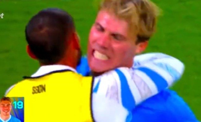 Hojlund corre ad abbracciare Mazzocchi dopo il gol Hojlund corre ad abbracciare Mazzocchi dopo il gol