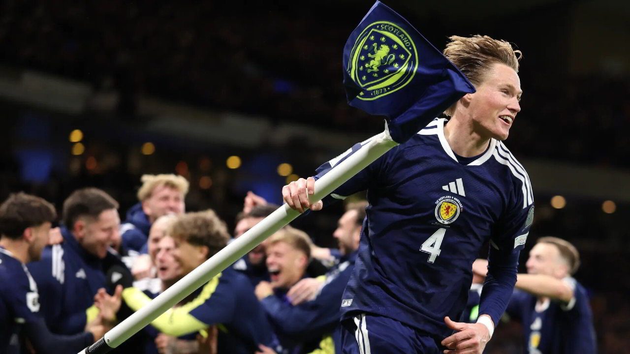 Esultanza McTominay nazionale Scozia dopo gol in acrobazia Hampden Park