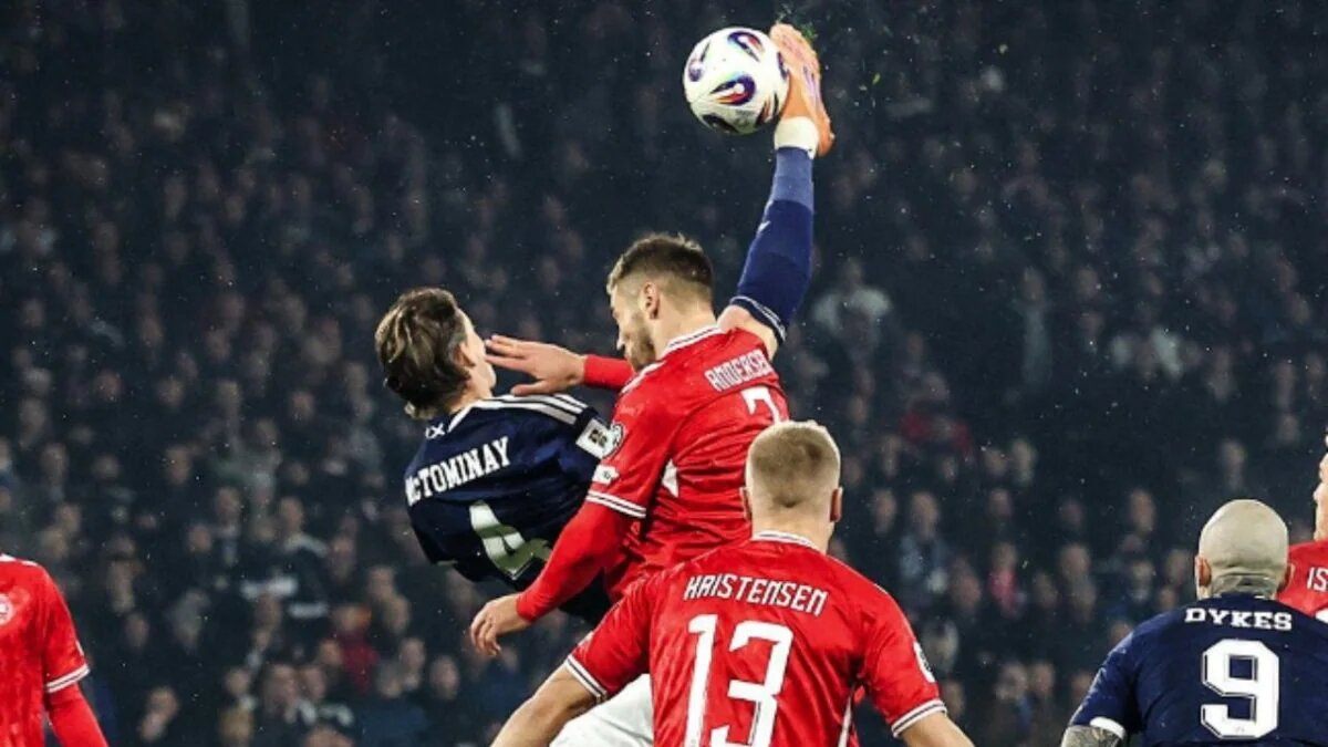Scott McTominay rovesciata gol Scozia Danimarca gesto tecnico acrobatico