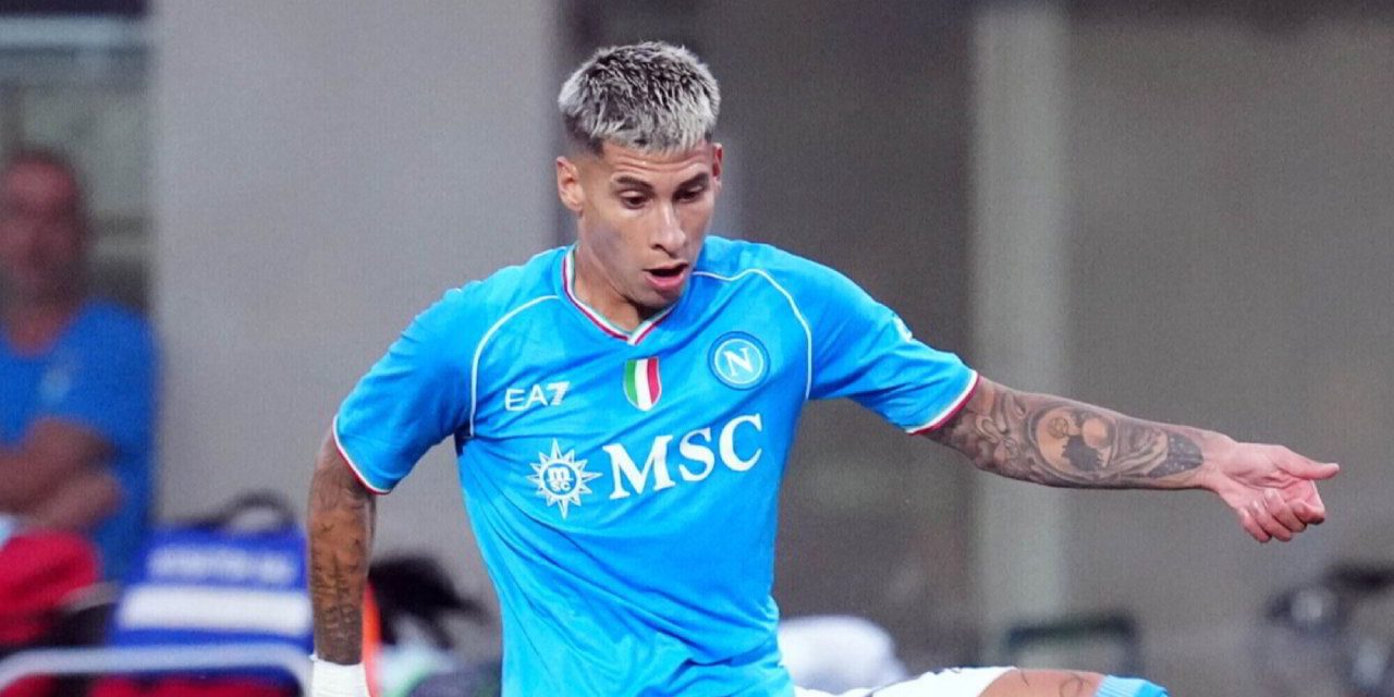 Mathias Olivera in azione con la maglia del Napoli: sostituirà l'infortunato Gutierrez contro il Qarabag