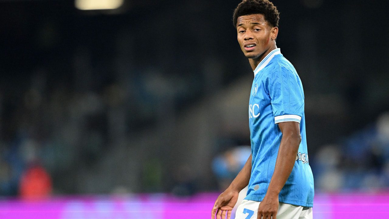 Infortunio di Neres più grave del previsto? Il giocatore del Napoli rischia l'operazione e un lungo stop Infortunio di Neres più grave del previsto? Il giocatore del Napoli rischia l'operazione e un lungo stop