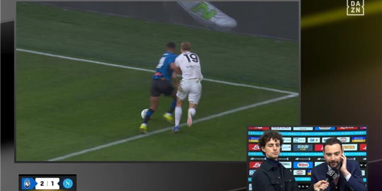 Giovanni Manna, direttore sportivo del Napoli, si è infuriato ai microfondi di Dazn dopo le decisioni arbitrali che hanno segnato la partita contro l'Atalanta. 