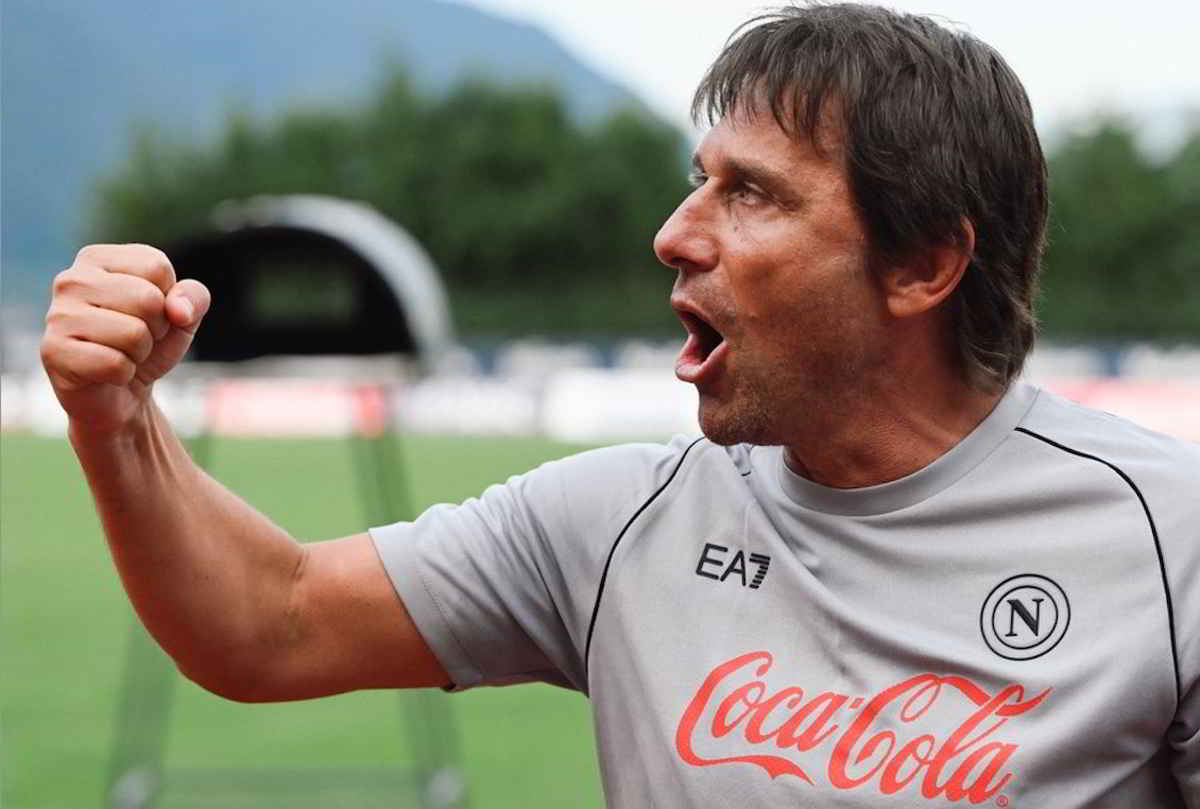 Antonio Conte durante l'allenamento del Napoli a Castel Volturno, in vista della sfida scudetto