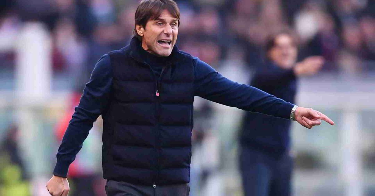 Antonio Conte osserva la partita Napoli-Torino dalla panchina