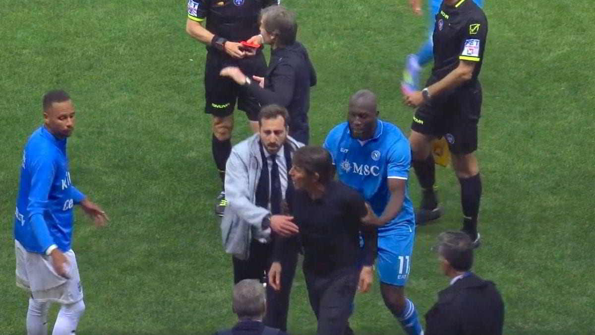 Scandalo VAR Parma-Napoli: rigore negato a Neres Scandalo VAR Parma-Napoli: rigore negato a Neres