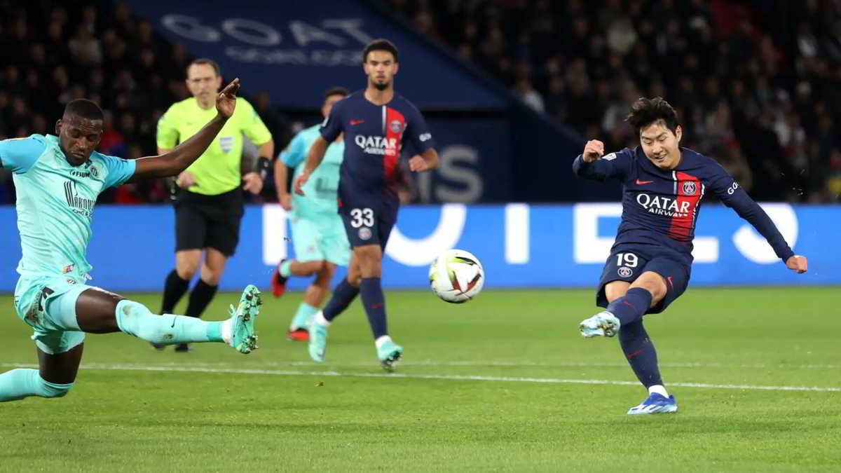 Napoli, idea Kang-in Lee dal PSG: Manna valuta il jolly coreano Napoli, idea Kang-in Lee dal PSG: Manna valuta il jolly coreano