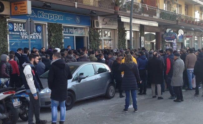 Tifosi del Napoli protestano per le restrizioni sui biglietti a Parma