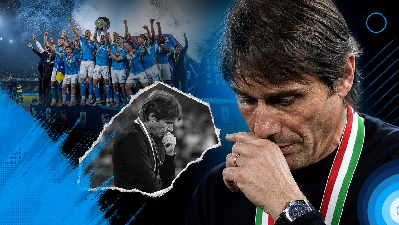 Antonio Conte defilato o alle spalle della squadra durante i festeggiamenti scudetto Il gesto di Conte alla festa scudetto Napoli