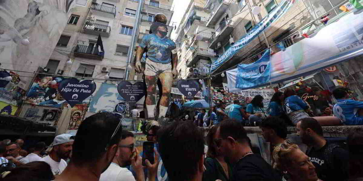 Napoli Pazza di Gioia per lo Scudetto: Festa, Conte e Sogni Napoli Pazza di Gioia per lo Scudetto: Festa, Conte e Sogni