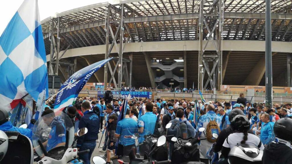 Napoli, la città esplode per lo scudetto: Maradona sold-out | Maxischermi e la diretta RAI
