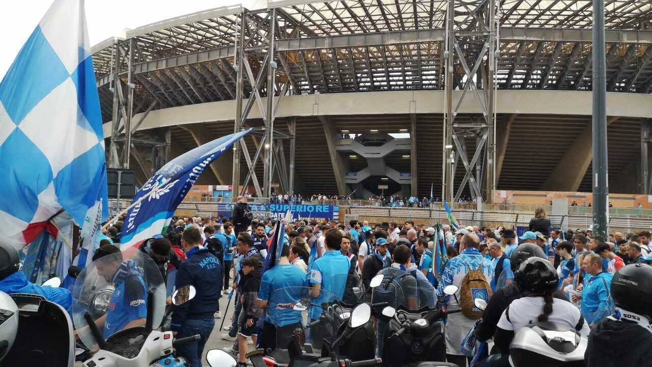 Napoli, la città esplode per lo scudetto: Maradona sold-out | Maxischermi e la diretta RAI