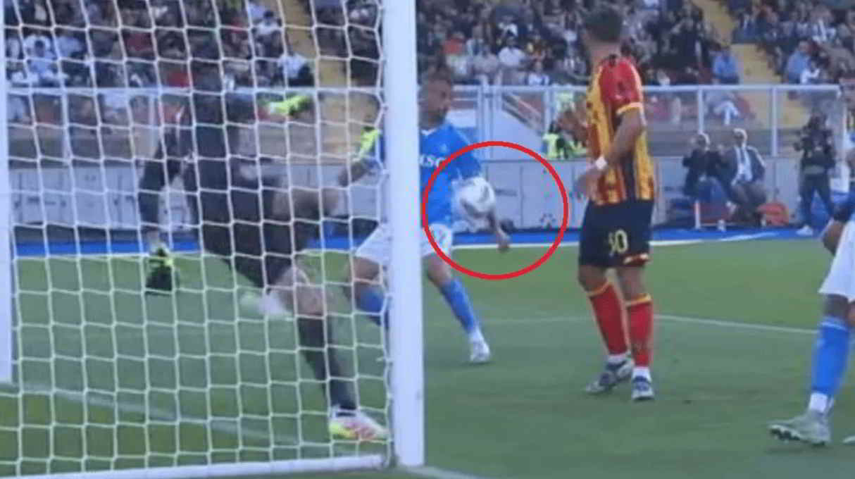Clamorosa svista arbitrale in Lecce-Napoli | Al Napoli negato un rigore sacrosanto Clamorosa svista arbitrale in Lecce-Napoli | Al Napoli negato un rigore sacrosanto
