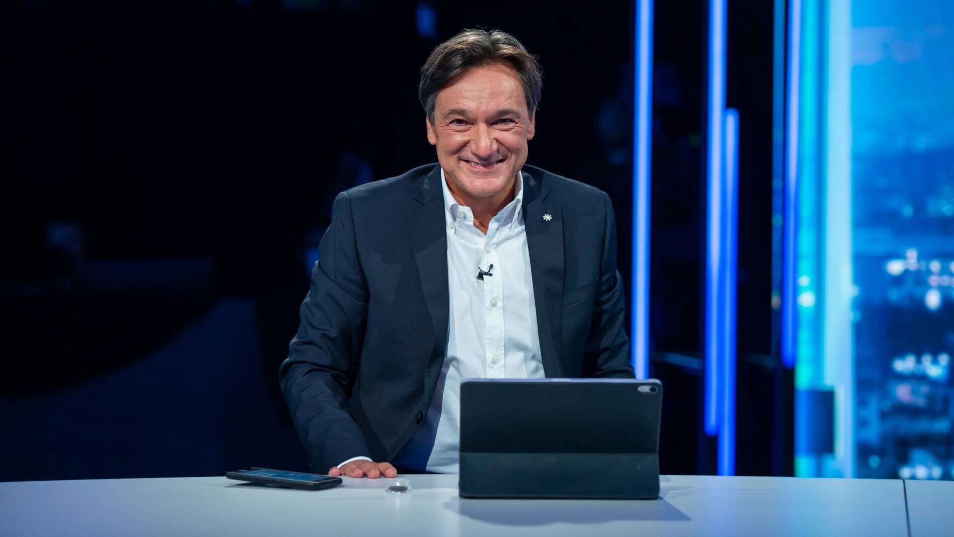 Adani attacca Caressa in diretta RAI Il giornalista Fabio Caressa negli studi di Sky Sport durante una trasmissione.