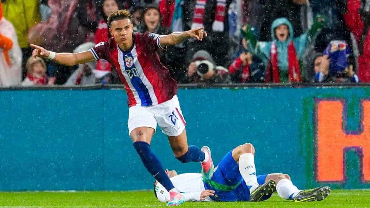 Il giovane talento norvegese Antonio Nusa in gol contro l'Italia