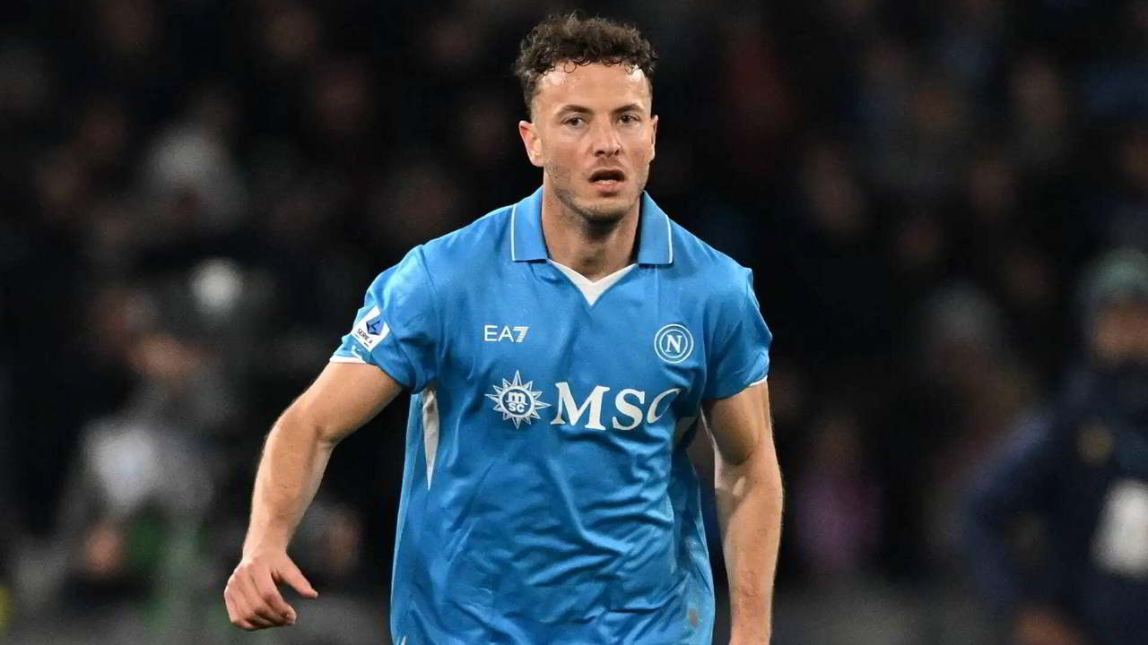 Il difensore del Napoli Amir Rrahmani guida la difesa durante un match al Maradona.