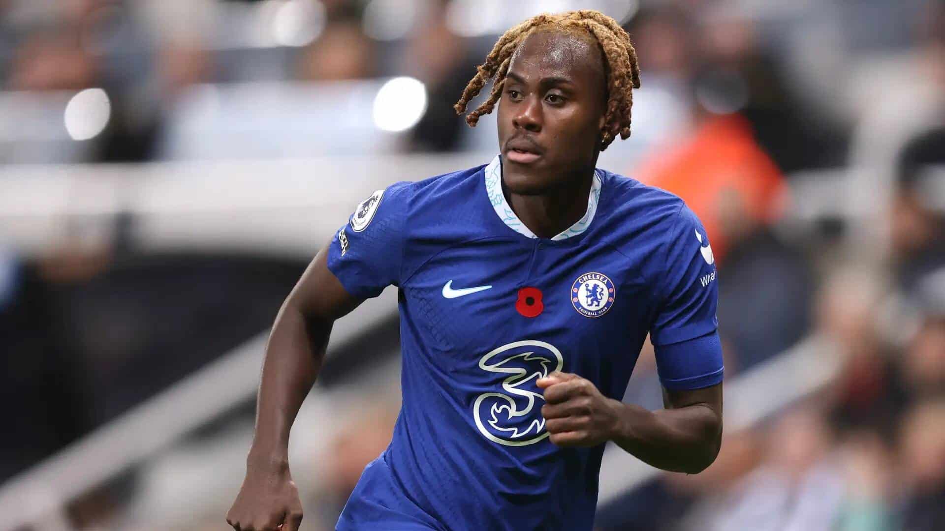 Il difensore del Chelsea Trevoh Chalobah in azione durante una partita di Premier League.