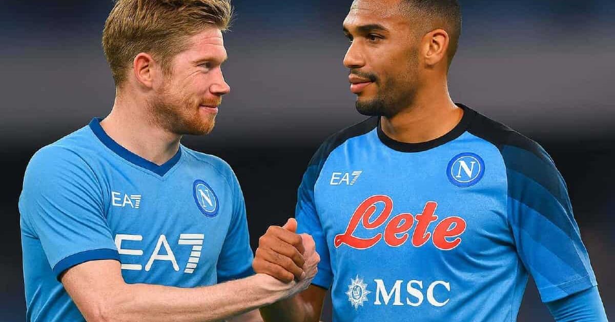 Kevin De Bruyne e Juan Jesus che si scambiano un cenno d'intesa con la maglia del Napoli.