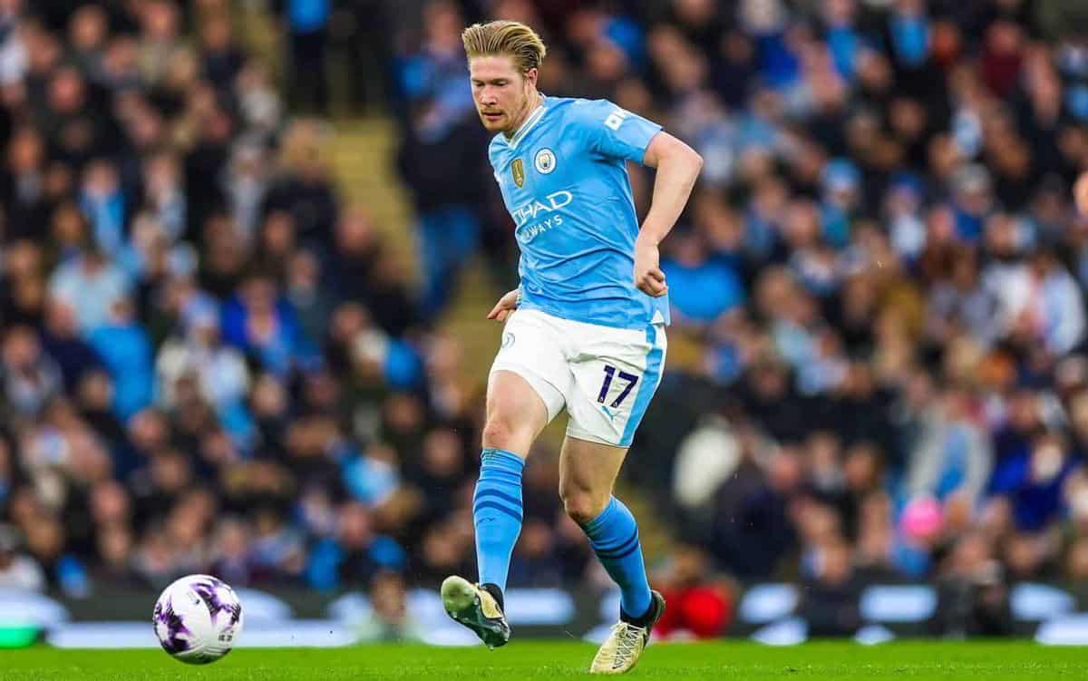 Il volto concentrato di Kevin De Bruyne prima di calciare un pallone.