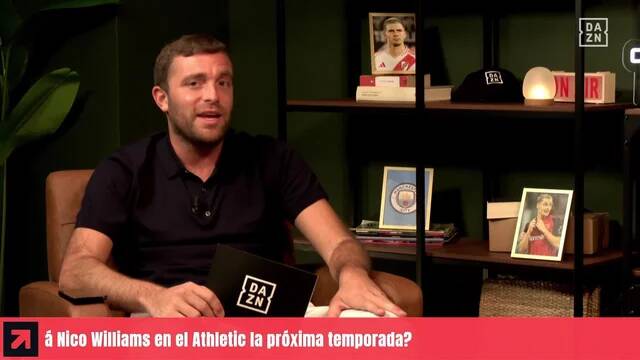 L'esperto di mercato Fabrizio Romano durante un suo intervento televisivo.