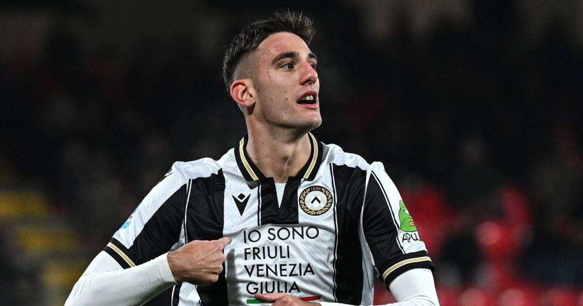 L'attaccante Lorenzo Lucca in azione con la maglia dell'Udinese