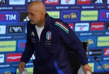 L'allenatore Luciano Spalletti con un'espressione infastidita o amareggiata durante una conferenza stampa
