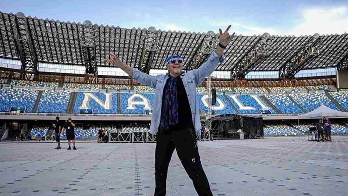 Vasco Rossi si ferma, guarda il Maradona e pronuncia la frase che tutti aspettavano Vasco Rossi si ferma, guarda il Maradona e pronuncia la frase che tutti aspettavano