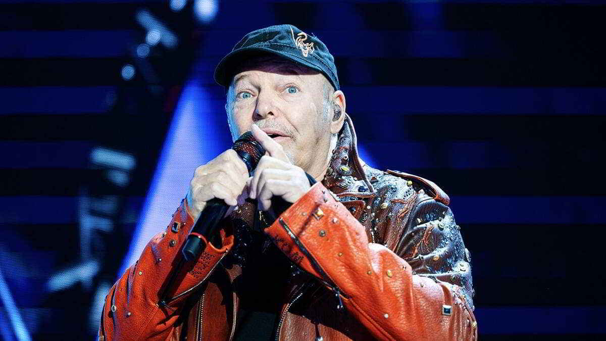 vasco rossi stadio maradona Vasco Rossi durante il concerto di Napoli allo stadio Maradona