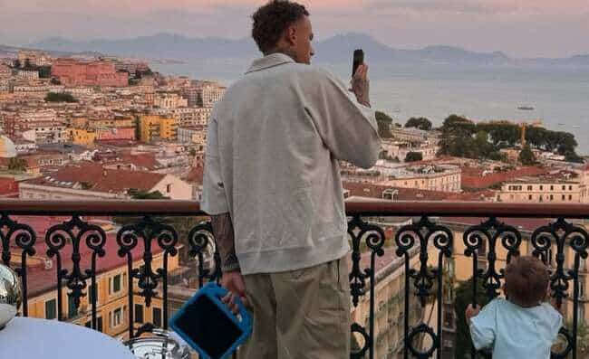 Lang incontra Geolier, lo scatto che infiamma Napoli | Cosa bolle in pentola? Lang incontra Geolier, lo scatto che infiamma Napoli | Cosa bolle in pentola?