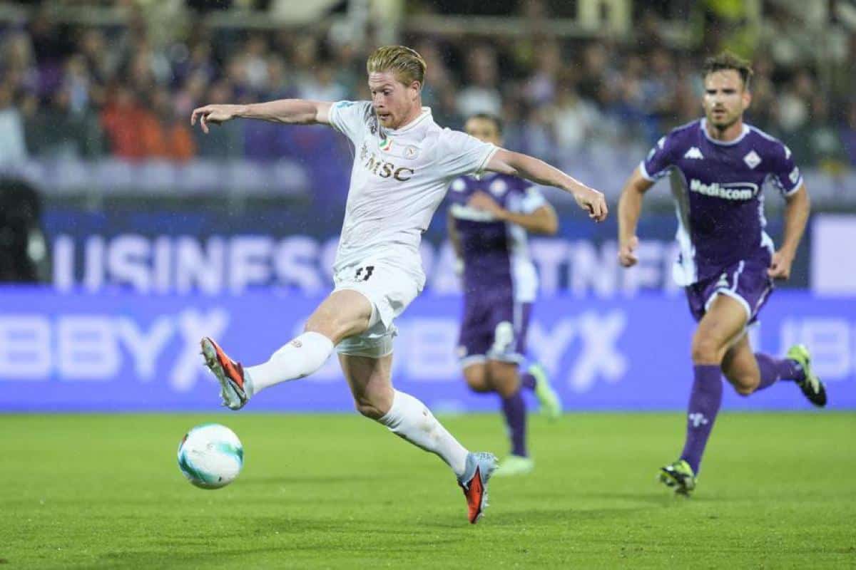Kevin De Bruyne imposta il gioco durante una partita del Napoli con il nuovo modulo di Conte Kevin De Bruyne imposta il gioco durante una partita del Napoli con il nuovo modulo di Conte