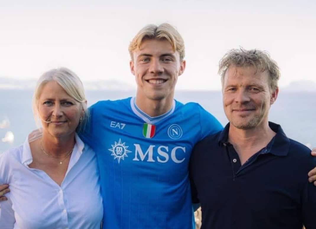 L'attaccante del Napoli Rasmus Hojlund con il padre Anders L'attaccante del Napoli Rasmus Hojlund con il padre Anders