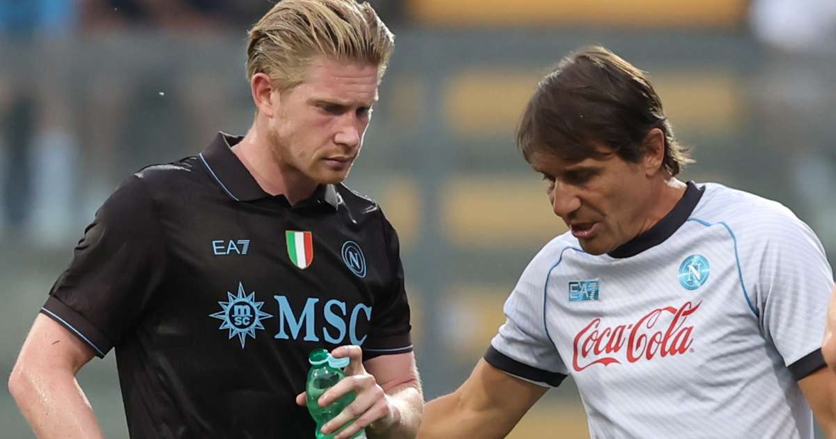 Antonio Conte, allenatore del Napoli, da indicazioni a De Bruyne durante una partita di Serie A