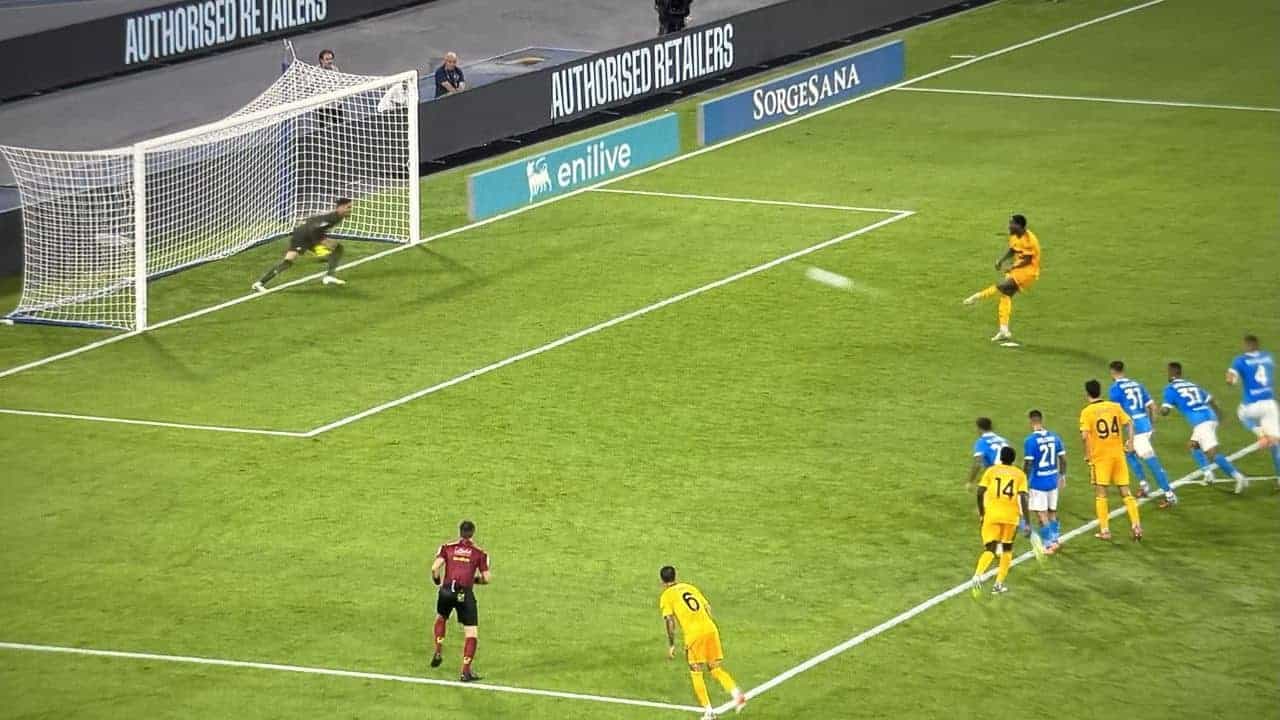Il fallo di mano di Sam Beukema che ha causato il rigore per il Pisa in Napoli-Pisa Il fallo di mano di Sam Beukema che ha causato il rigore per il Pisa in Napoli-Pisa