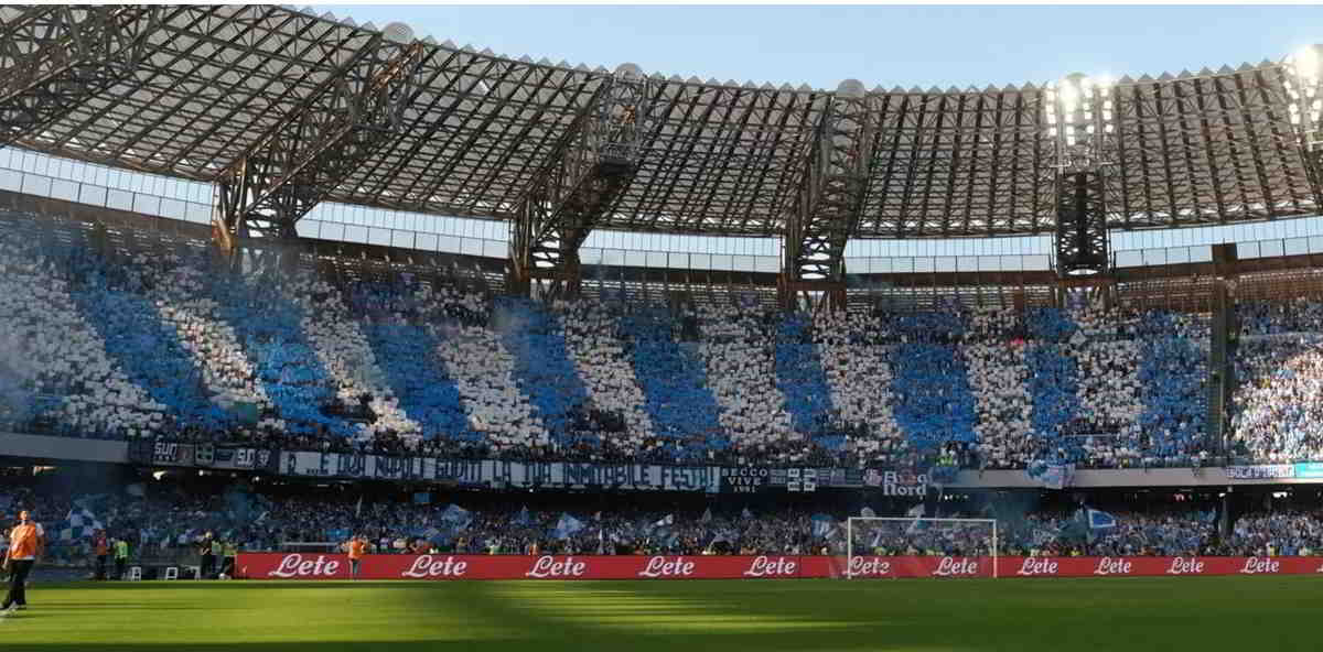 De Laurentiis presenta il suo piano stadio: "Lo finanzio io, ma ho un nemico" De Laurentiis presenta il suo piano stadio: "Lo finanzio io, ma ho un nemico"