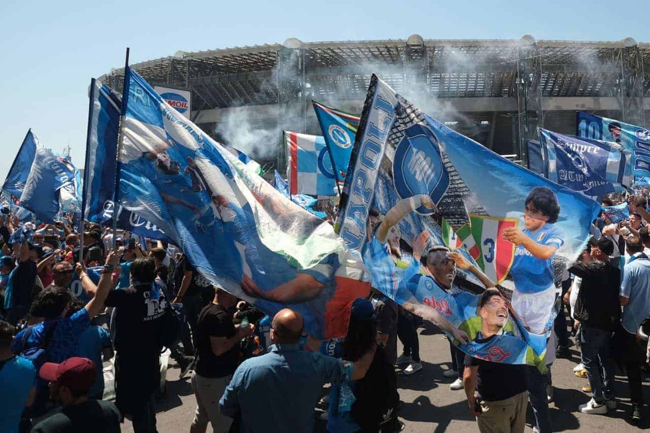 Milan Napoli, il divieto che umilia i tifosi: lo stadio ora fa paura al potere Milan Napoli, il divieto che umilia i tifosi: lo stadio ora fa paura al potere