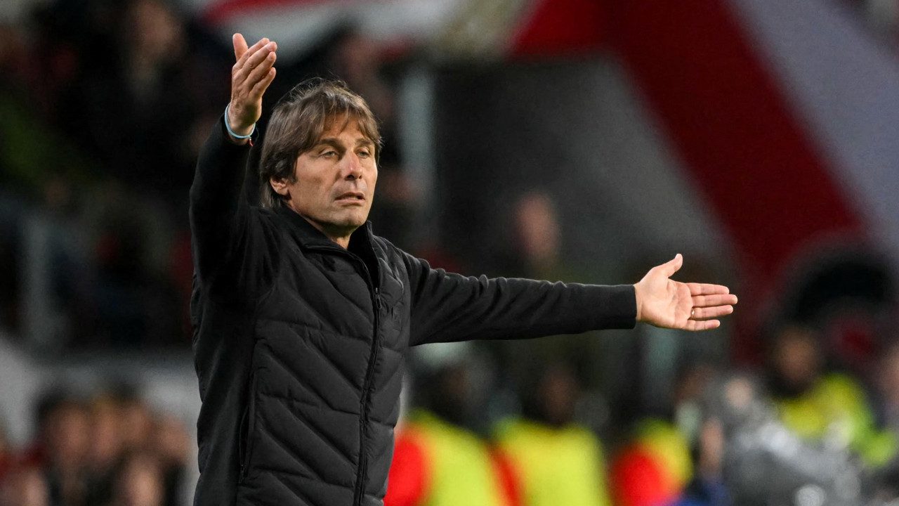 Crisi Napoli, cosa non funziona: Conte, la difesa, il mercato, c’è un problema di fondo Crisi Napoli, cosa non funziona: Conte, la difesa, il mercato, c’è un problema di fondo