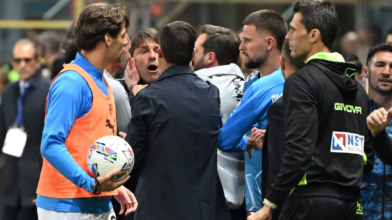 Conte ritrova Chivu, il precedente fu una rissa: “Pezzo di m…, ti vengo a prendere” Conte ritrova Chivu, il precedente fu una rissa: “Pezzo di m…, ti vengo a prendere”