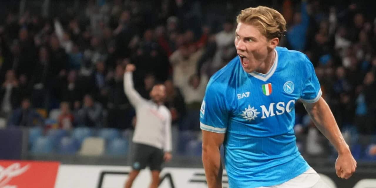 Napoli, il gesto folle di Mazzocchi: lascia la panchina per abbracciare Hojlund