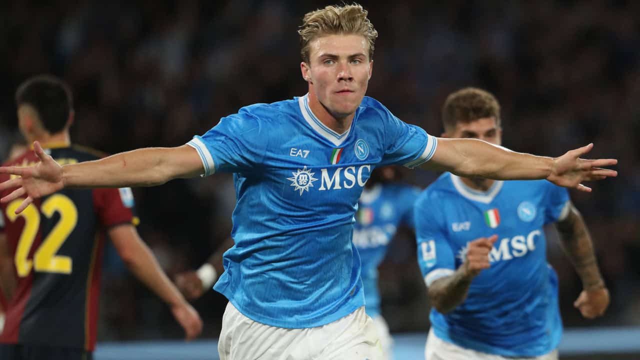 Napoli-Genoa 2-1: rimonta show con Anguissa e Hojlund, Conte vola in testa alla Serie A