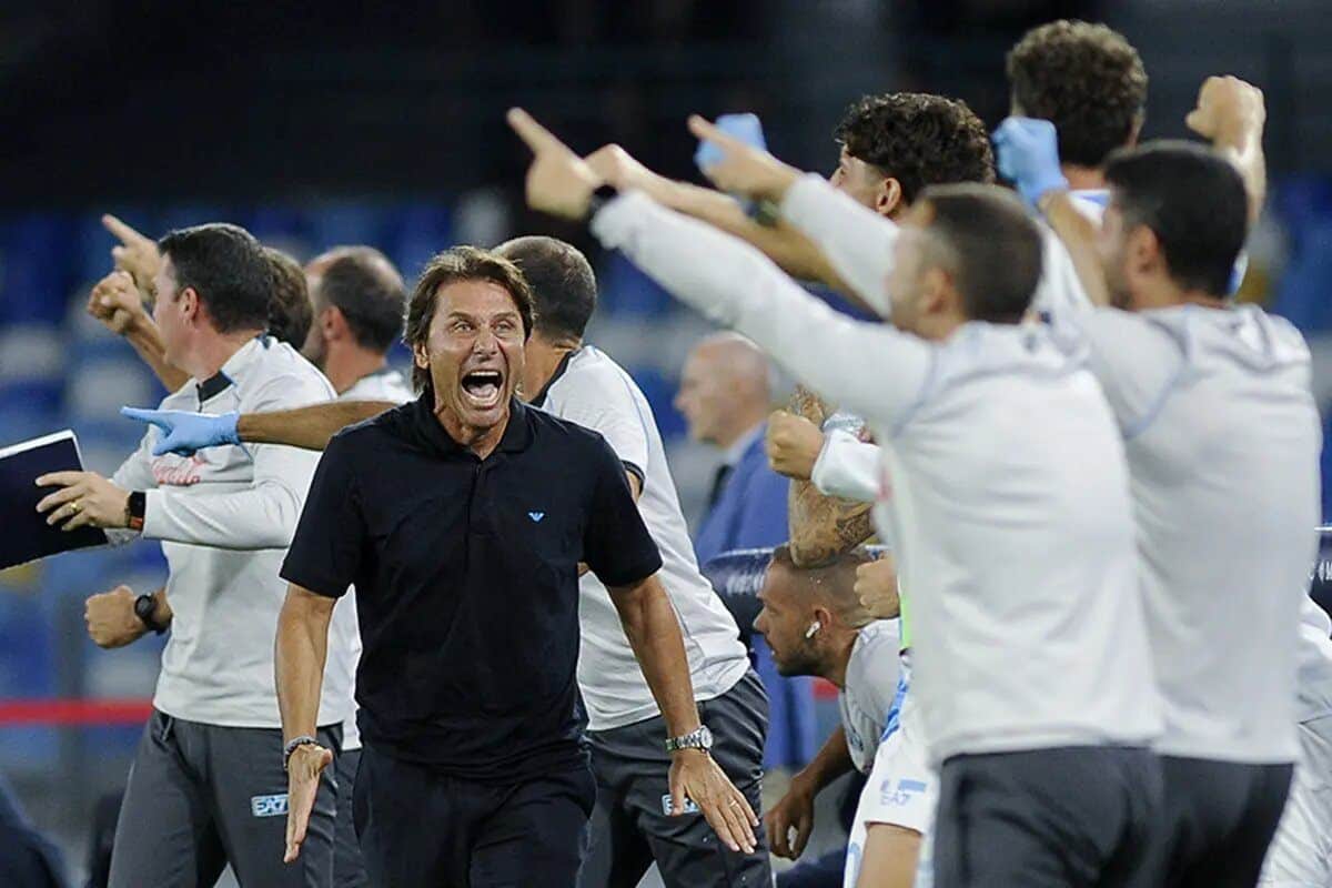 Conte esultanza gesto Napoli Genoa 2-1 Maradona 2025 Conte esultanza gesto Napoli Genoa 2-1 Maradona 2025