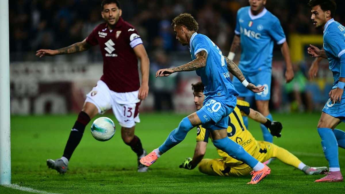 Lang, gol annullato ma giallo confermato: ecco perché l’arbitro non ha cancellato il cartellino Lang, gol annullato ma giallo confermato: ecco perché l’arbitro non ha cancellato il cartellino